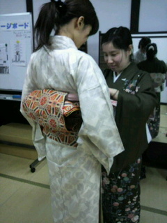着物を着せ合いっこ