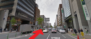 ①阪急烏丸駅　地上に上がると大きな烏丸通りに出ます。 　烏丸通りに沿って、三条方面にひたすら直進！