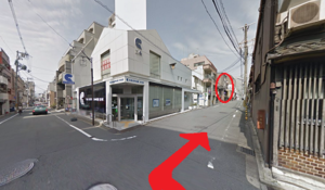 ↑　④直進を続けると京都信用金庫の三条支店が見えるので、ここの角を右折。（〇印で囲ったところが本校です。）